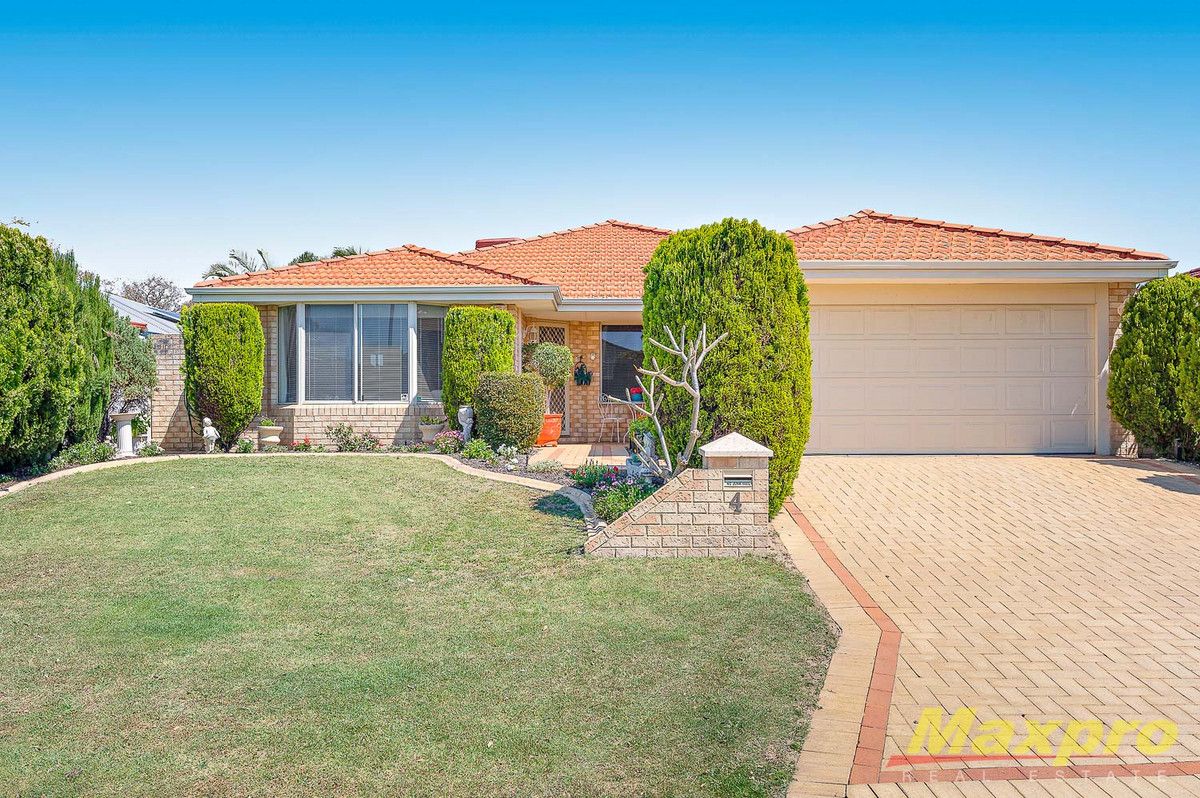 3 bedrooms House in 4 Mint Cove THORNLIE WA, 6108