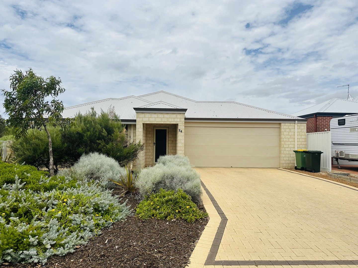4 bedrooms House in 24 Clematis Way BROADWATER WA, 6280