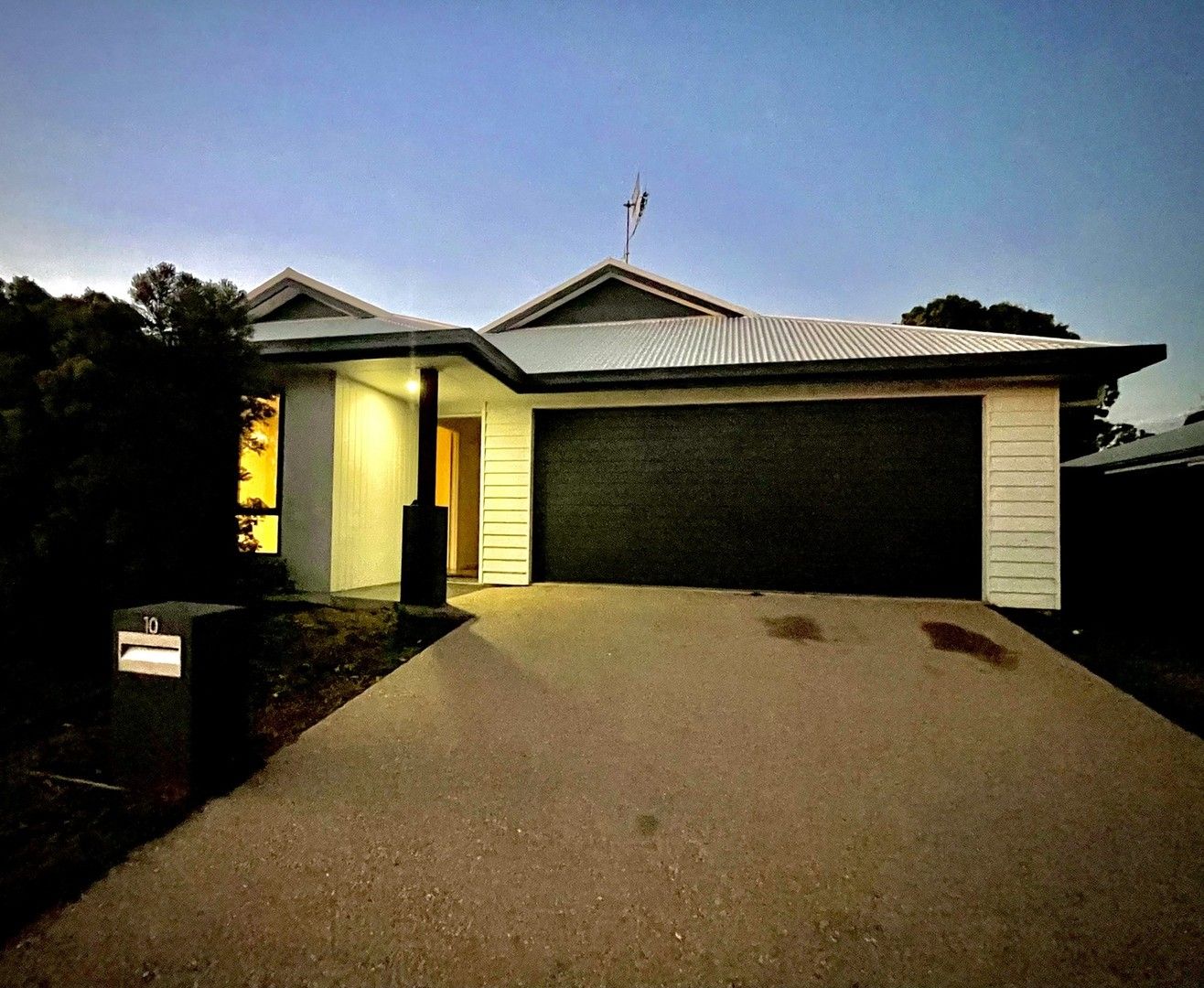 5 bedrooms House in 10 BUSHLARK Drive MORANBAH QLD, 4744
