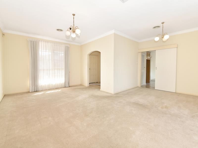 2/11 Lloyd Street, Strathmore VIC 3041, Image 1