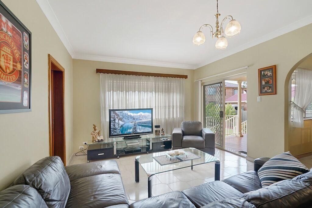 4 Garland Crescent, Bonnyrigg Heights NSW 2177, Image 2