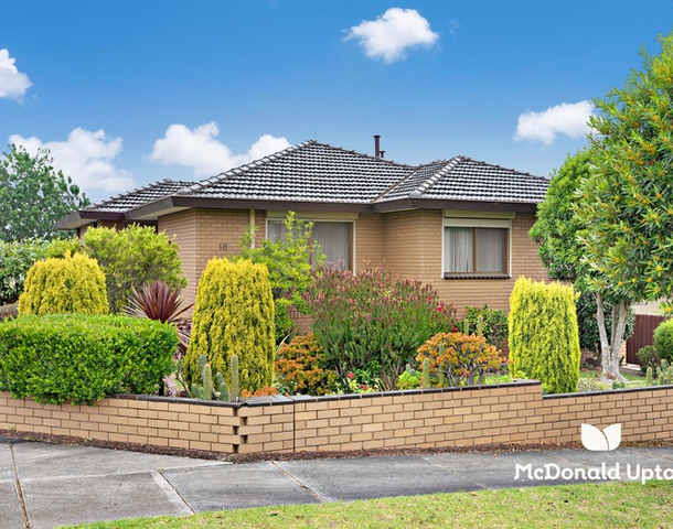 18 Glenscott Crescent, Strathmore Heights VIC 3041