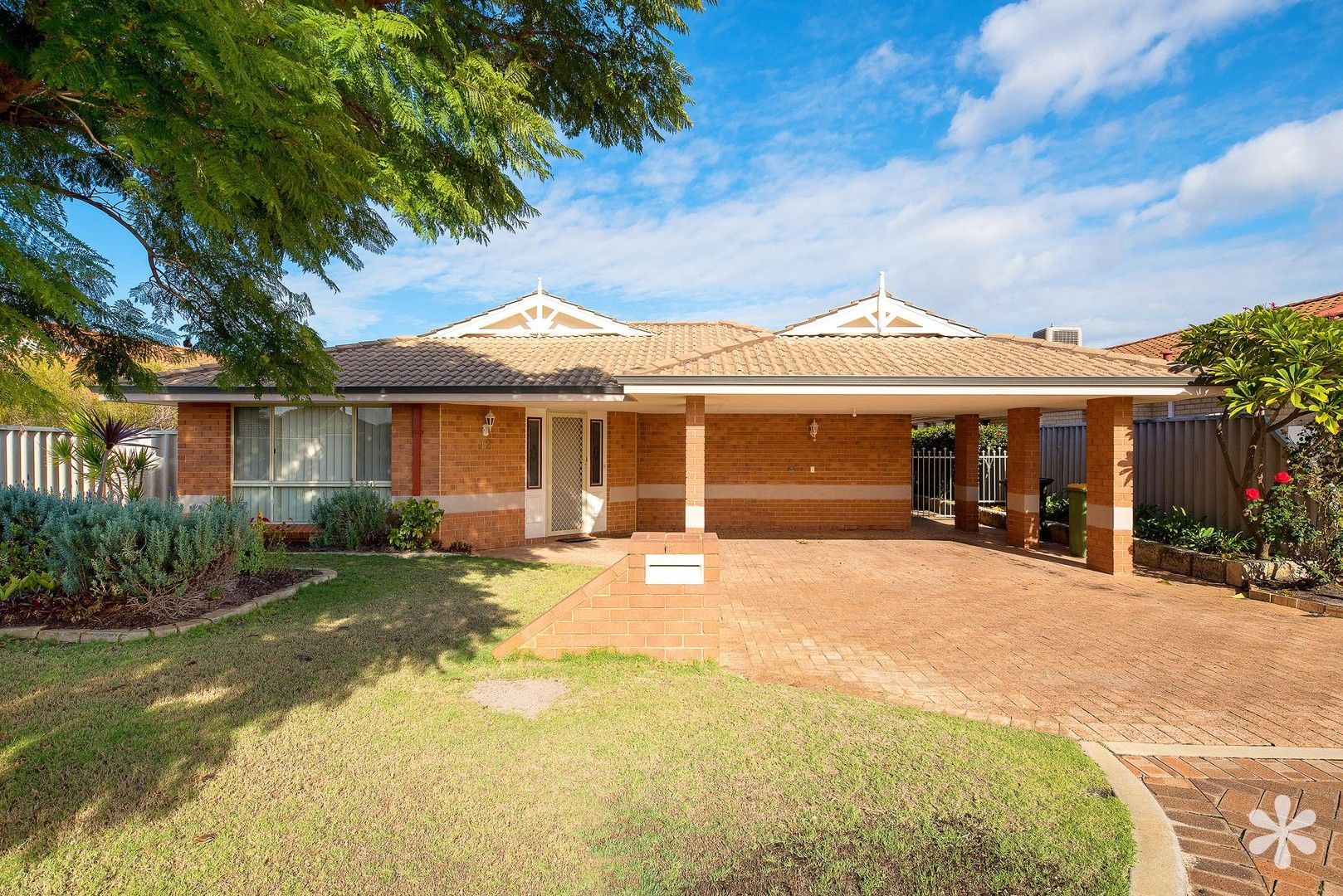 4 bedrooms House in 12 Newhaven Place CANNING VALE WA, 6155
