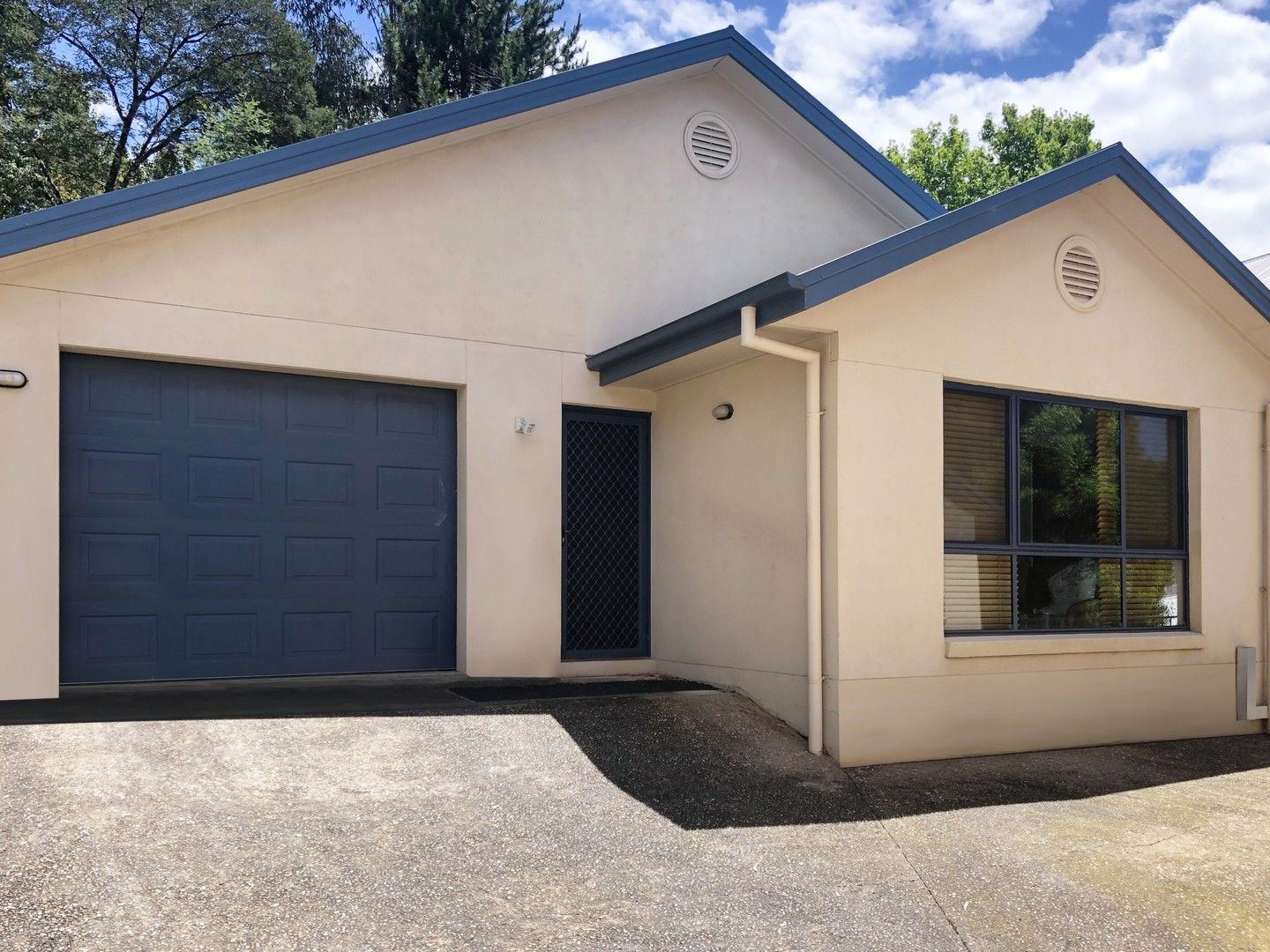 3 bedrooms Townhouse in 2/19 Kilfinan Crescent BRIGHT VIC, 3741