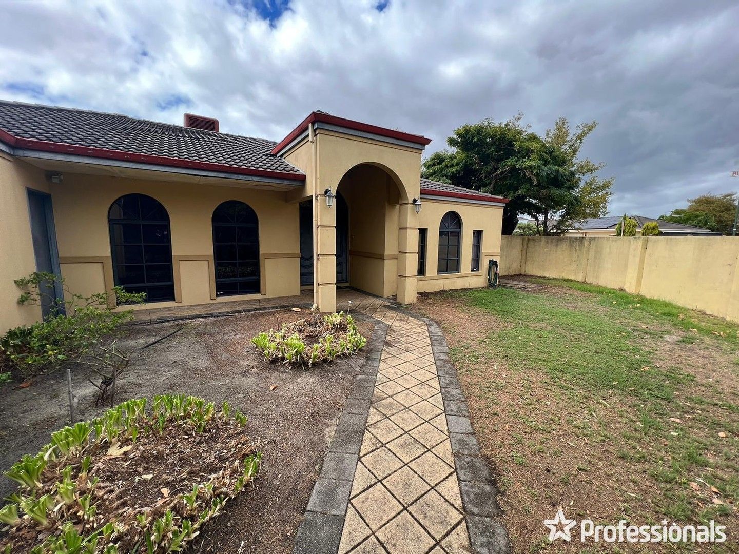 4 bedrooms House in 2 Blackbutt Way CANNING VALE WA, 6155
