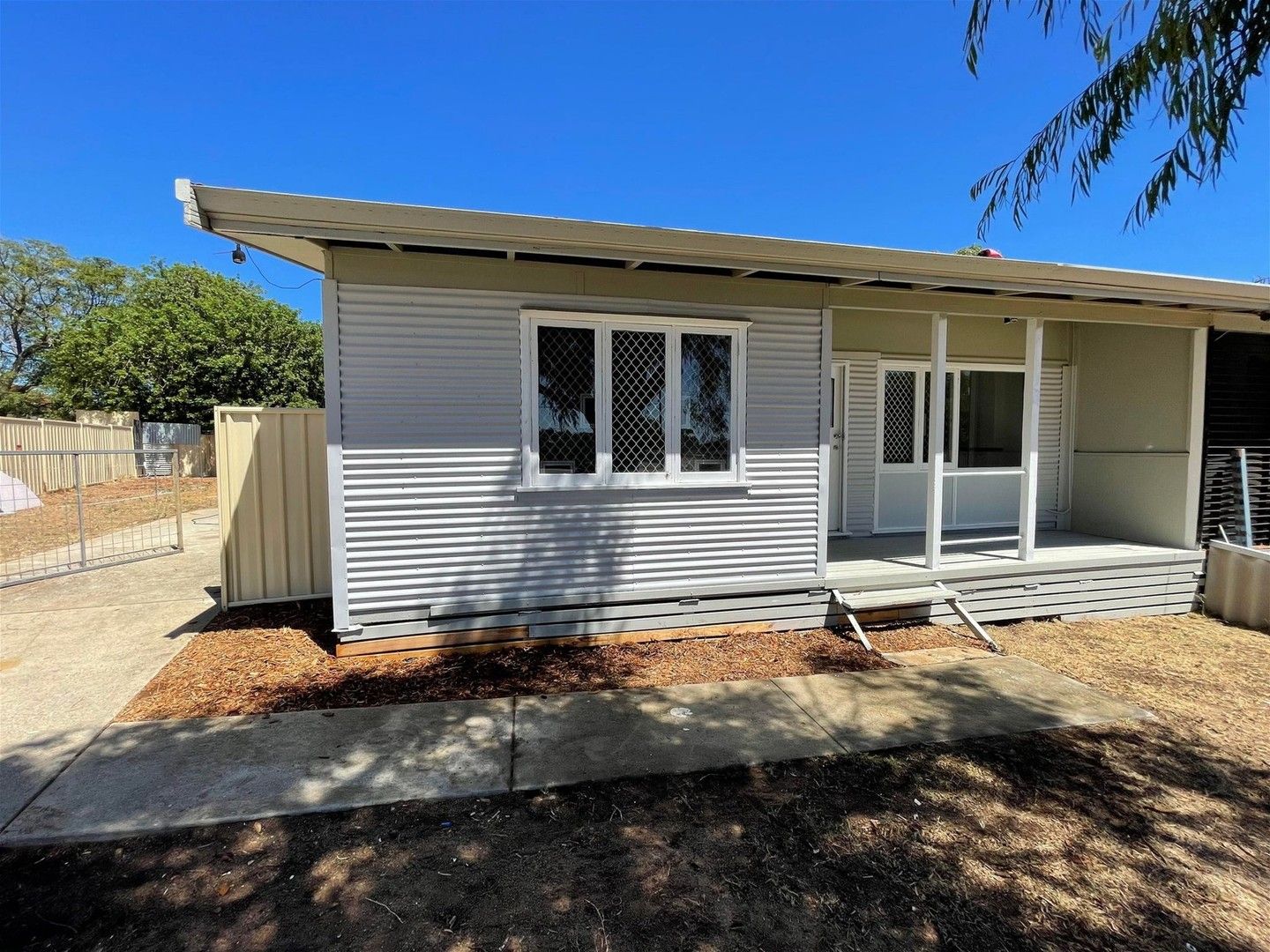 3 bedrooms Apartment / Unit / Flat in 2/5 Iliex Road RANGEWAY WA, 6530