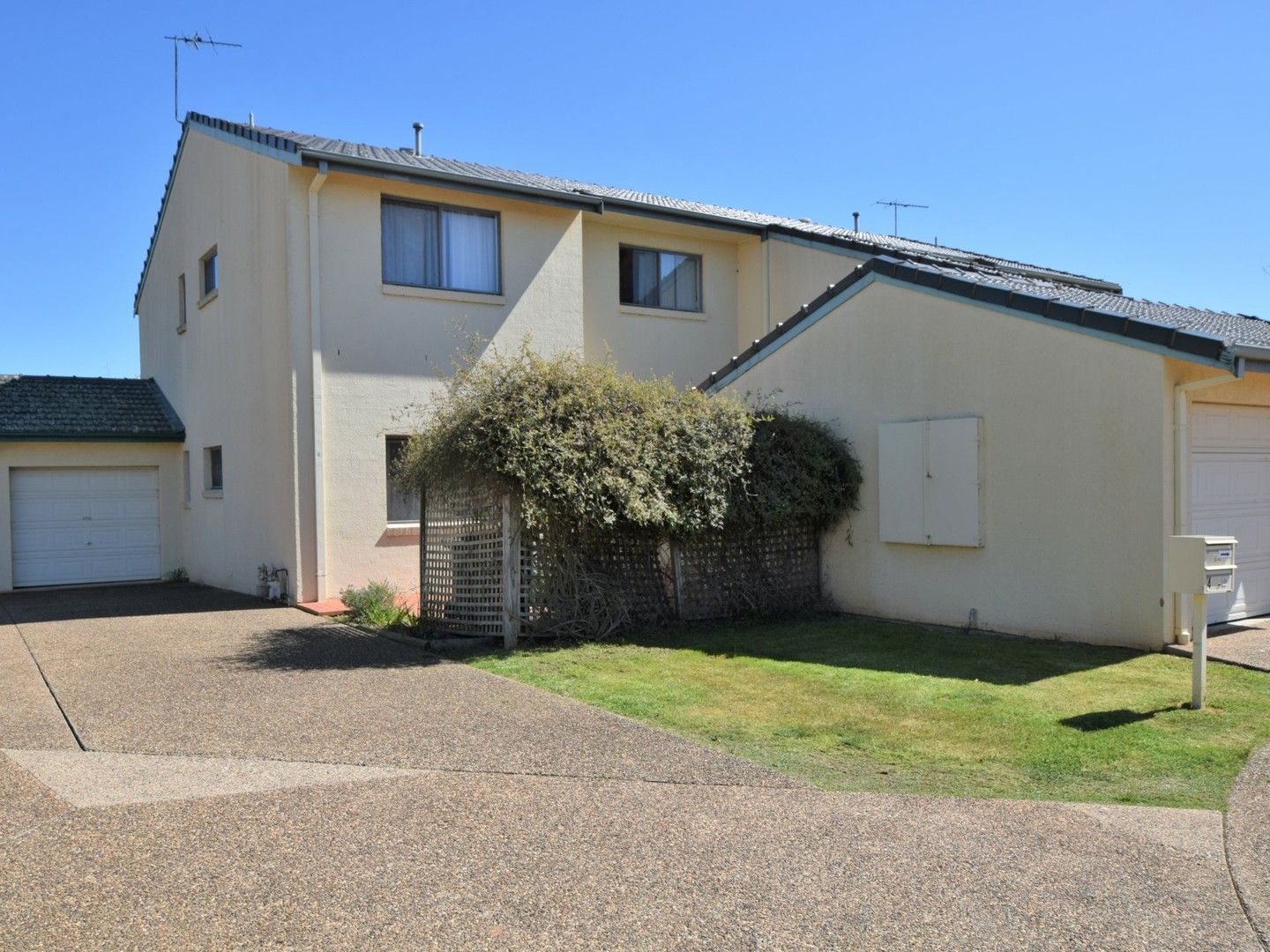 4/4 Old Barracks Lane, Young NSW 2594, Image 0