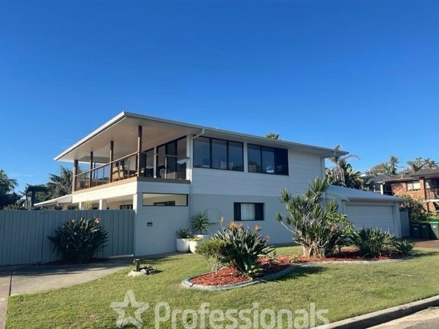 4 bedrooms House in 6 Burrawong Place FORSTER NSW, 2428