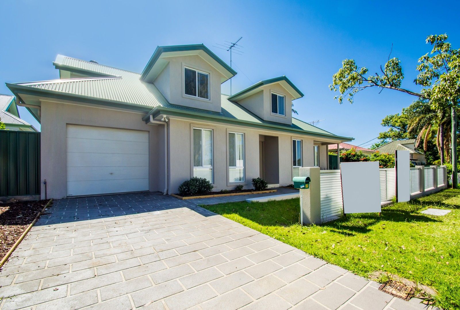 4 bedrooms Duplex in 37 Barry Street CAMBRIDGE PARK NSW, 2747