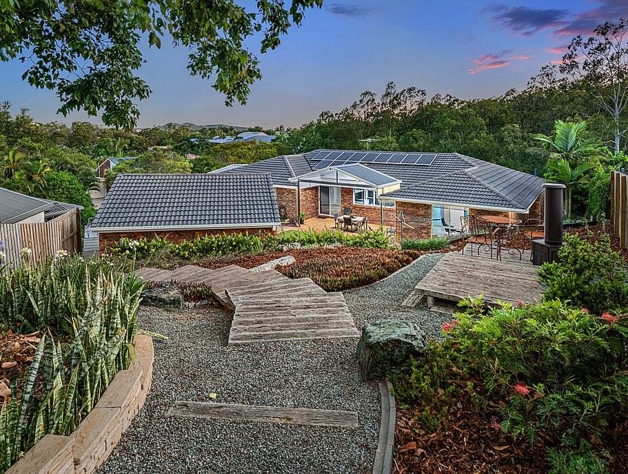 5 bedrooms House in 6 Biscay Ct CARINA QLD, 4152