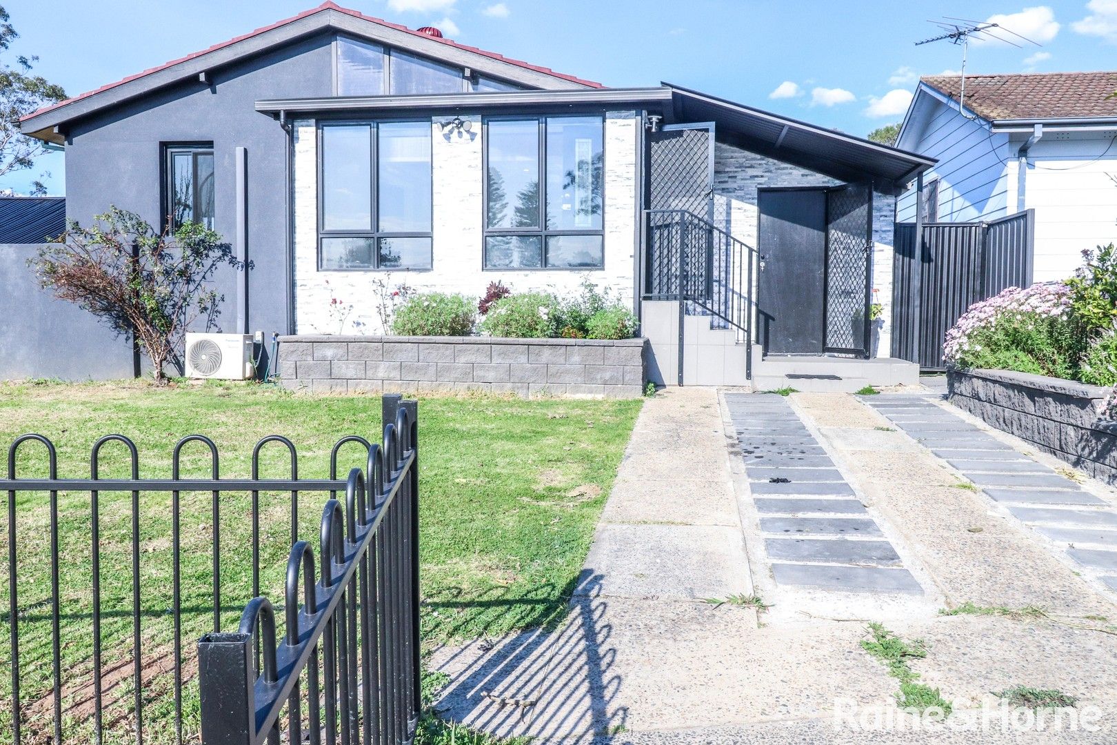 3 bedrooms House in 3 Wilga Place MACQUARIE FIELDS NSW, 2564