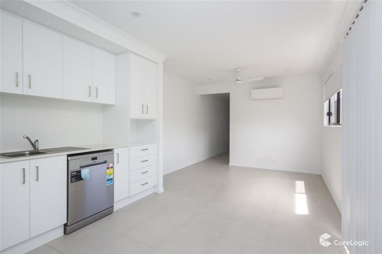 2 bedrooms House in 1/27 Station Road LOGANLEA QLD, 4131