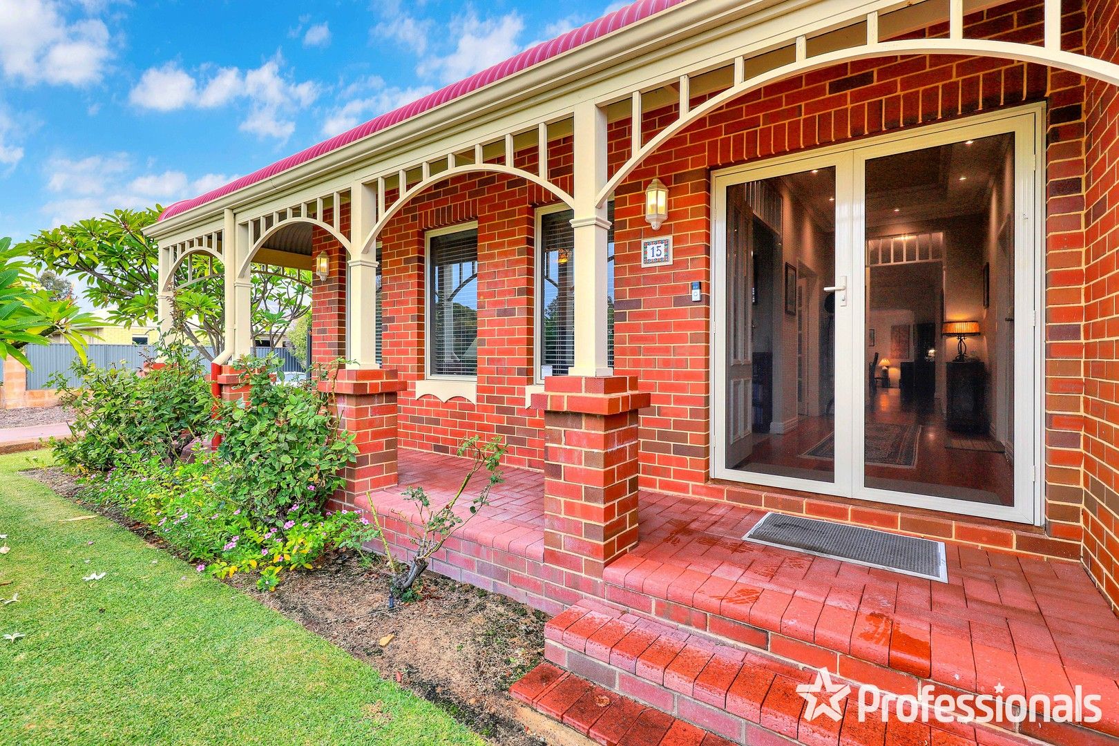 4 bedrooms House in 15 Silvershot Avenue HARRISDALE WA, 6112