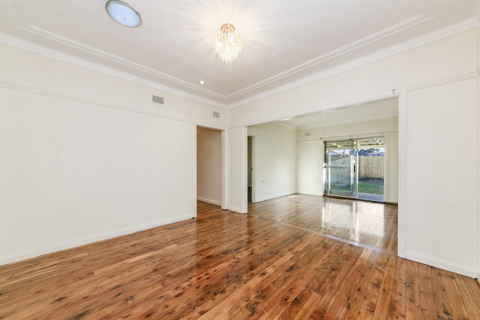 3 bedrooms House in 5 Lonard Avenue WILEY PARK NSW, 2195