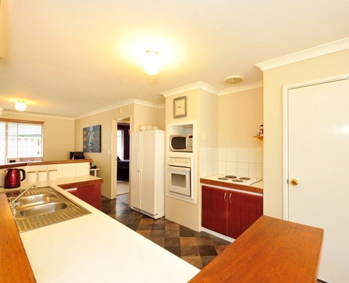 32 Manly Cres, Warnbro WA 6169, Image 0