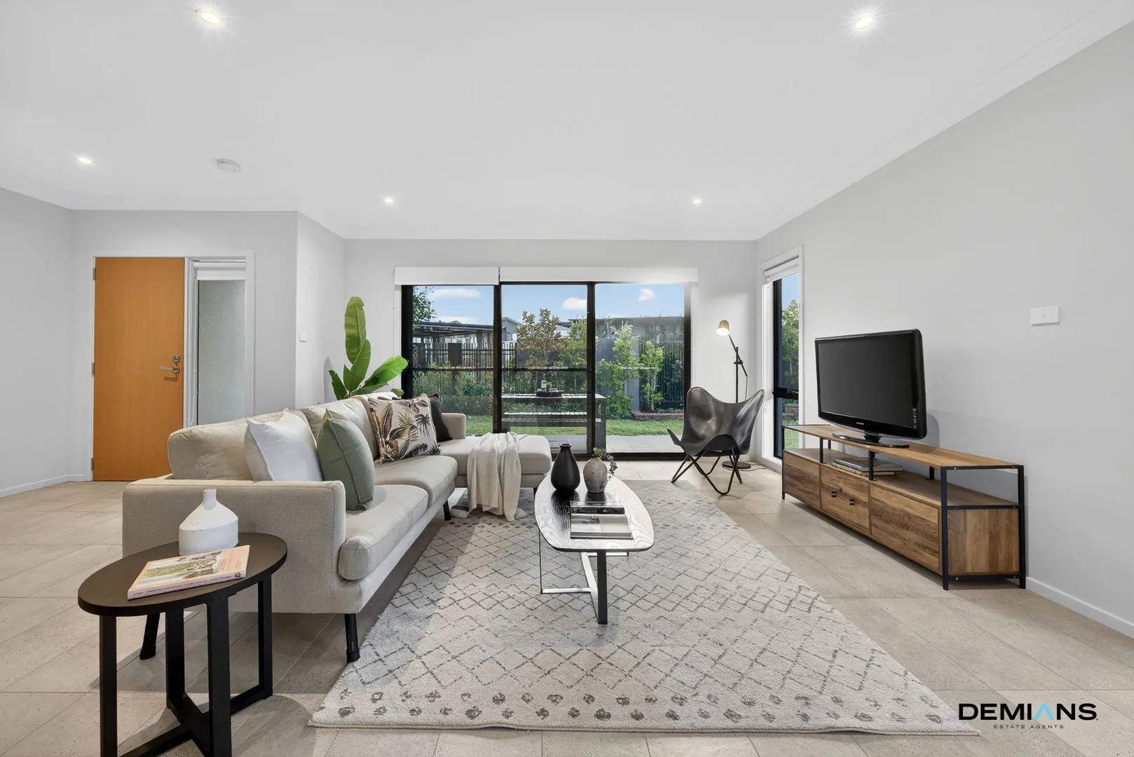 This one is limited edition. On a corner position. In immaculate condition. 

In the heart of the Georges Cove Estate, this one is an easy decision. – pohled 6