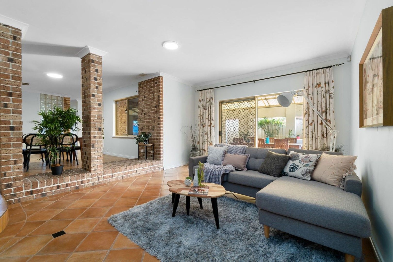 4 bedrooms House in 14 Stonecreek Close THORNLIE WA, 6108