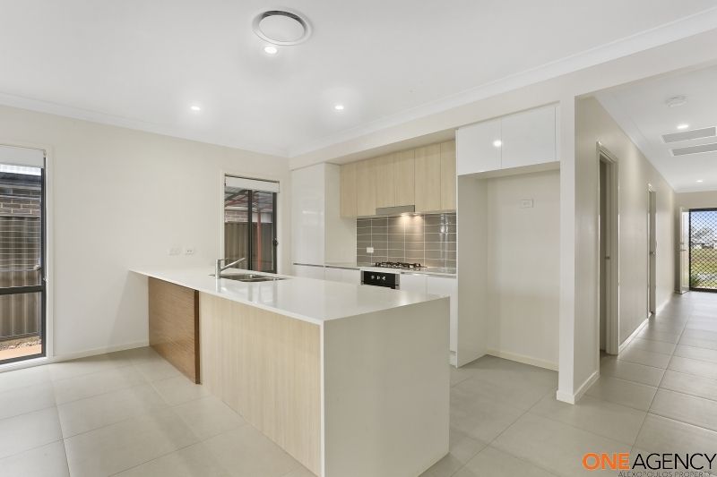 6 Duncombe Avenue, Gledswood Hills NSW 2557, Image 2