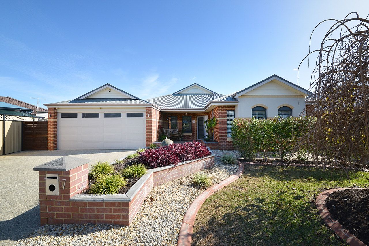 4 bedrooms House in 7 Stanbroke Turn CARRAMAR WA, 6031