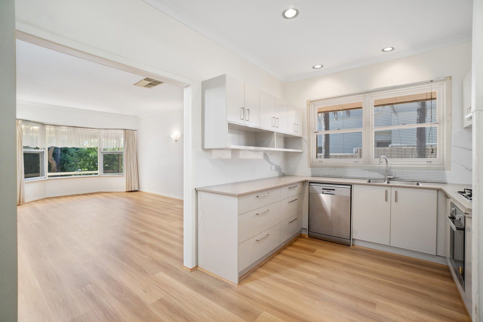 3 bedrooms House in 16 Bridgewater Crescent KARRINYUP WA, 6018