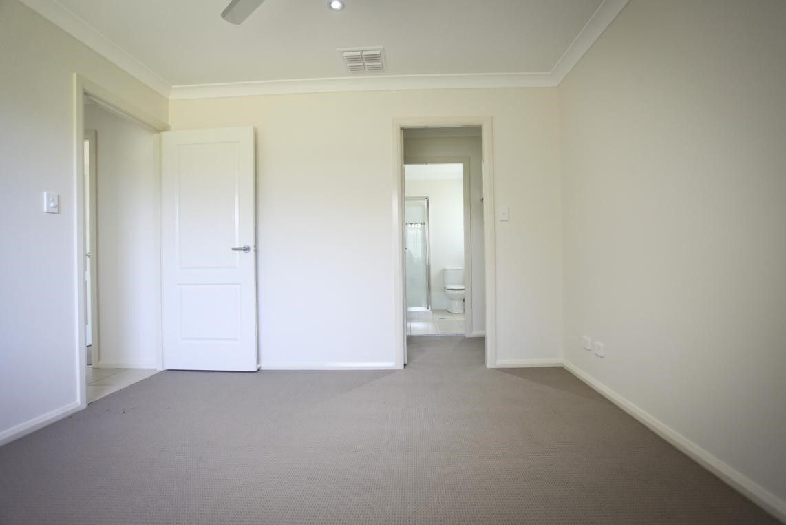 2 Rex Aubrey Place, Parkes NSW 2870, Image 2