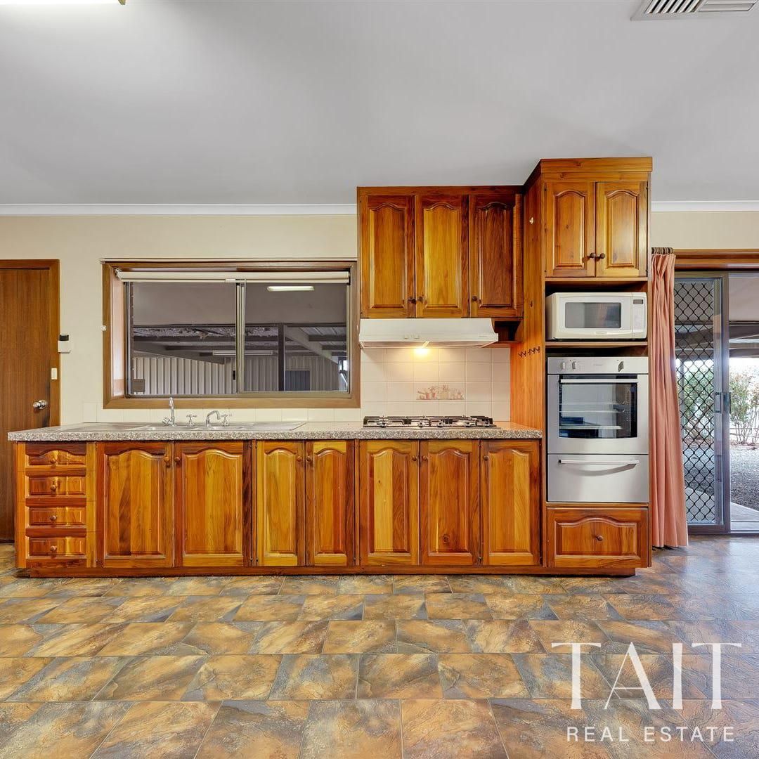 11 Panes Lane, Laceby VIC 3678, Image 2