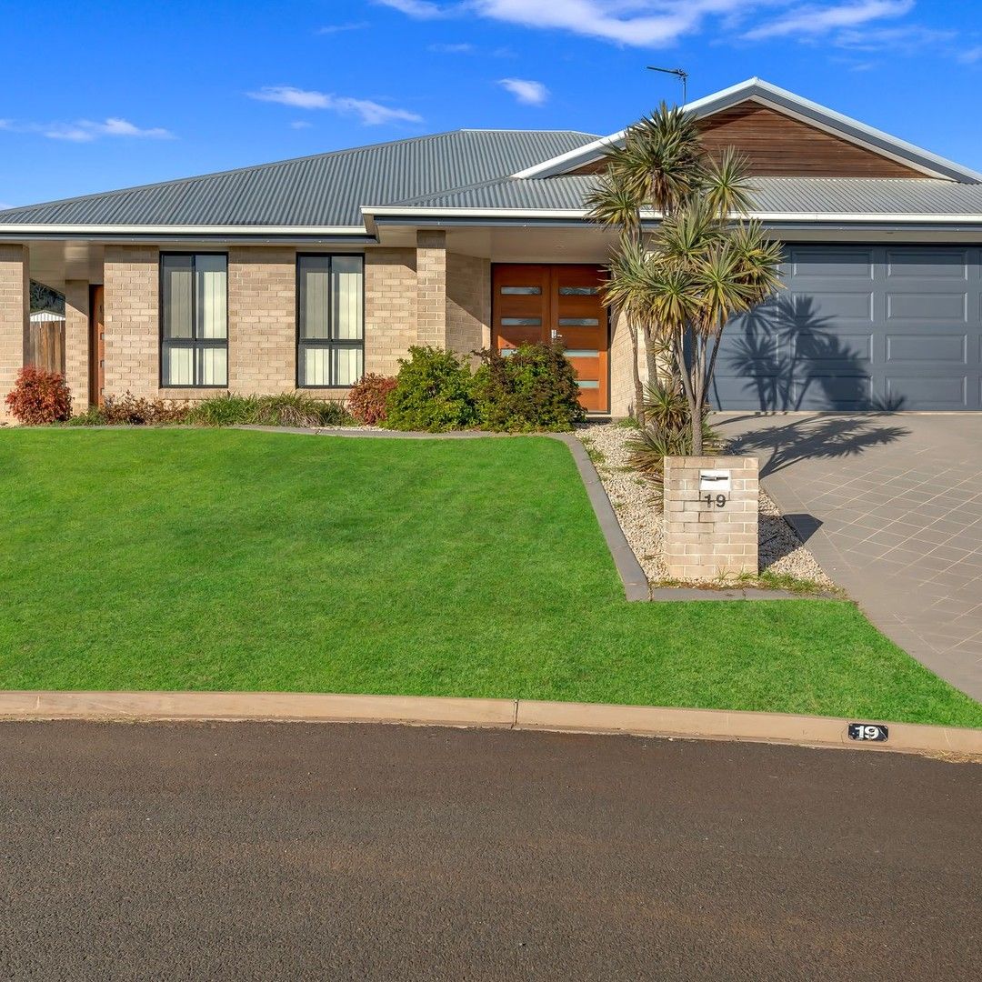 4 bedrooms House in 19 Pelling Court WESTBROOK QLD, 4350