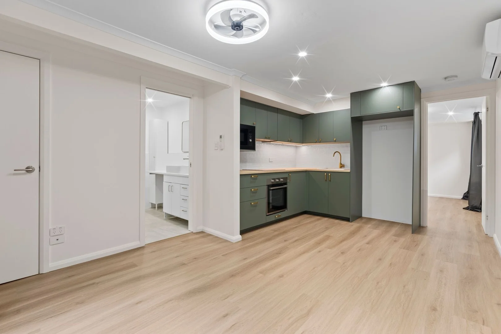 8B Crest Dr, Elanora QLD 4221