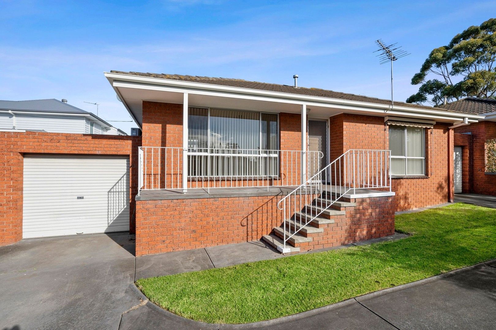 2 bedrooms Apartment / Unit / Flat in 2/15 Bostock Ave MANIFOLD HEIGHTS VIC, 3218