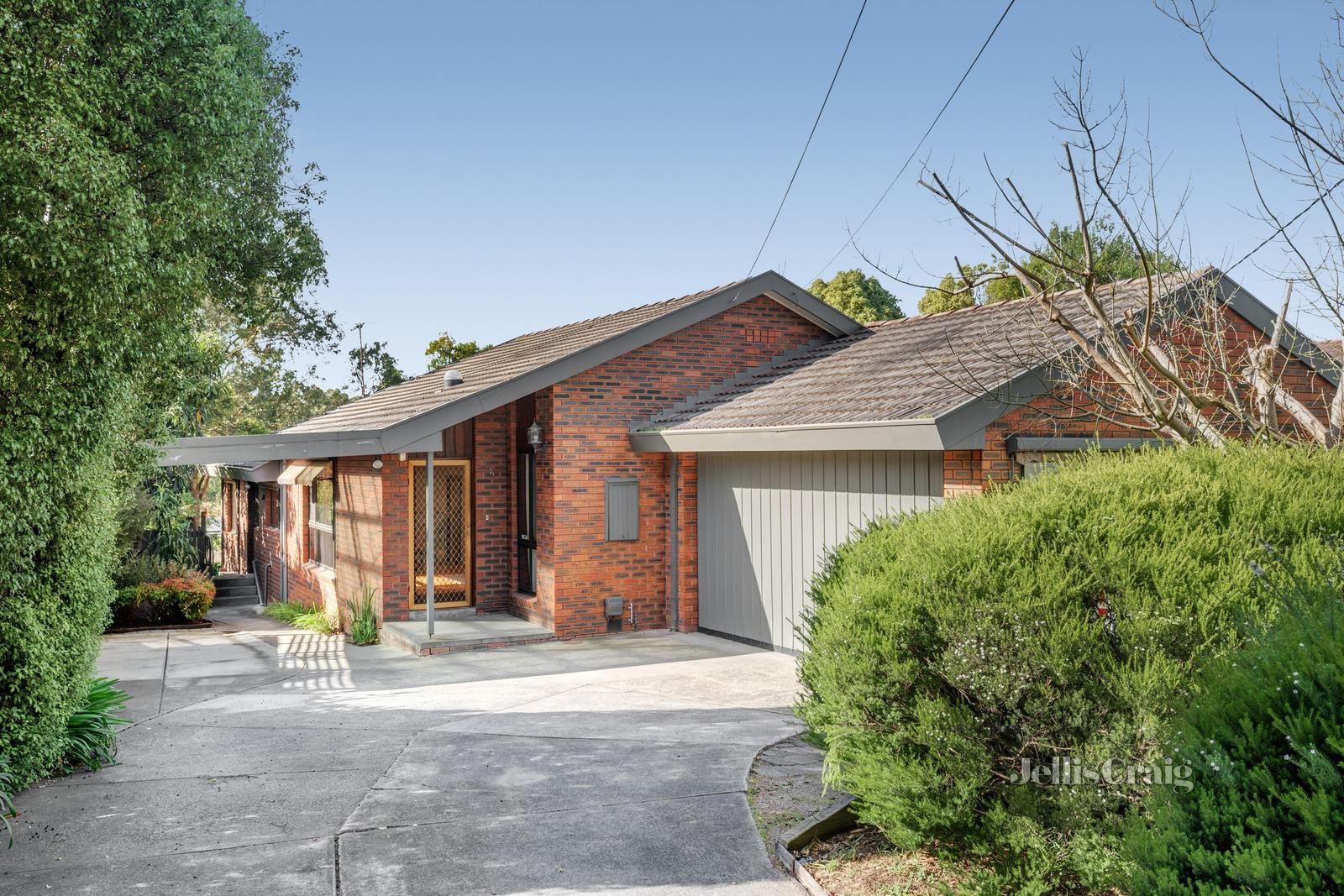 4 bedrooms House in 42 Knights Drive GLEN WAVERLEY VIC, 3150