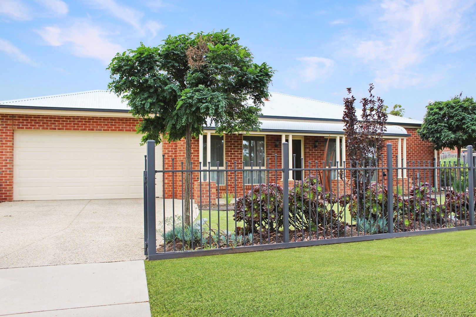 3 bedrooms Townhouse in 1/41 McClelland Avenue LARA VIC, 3212