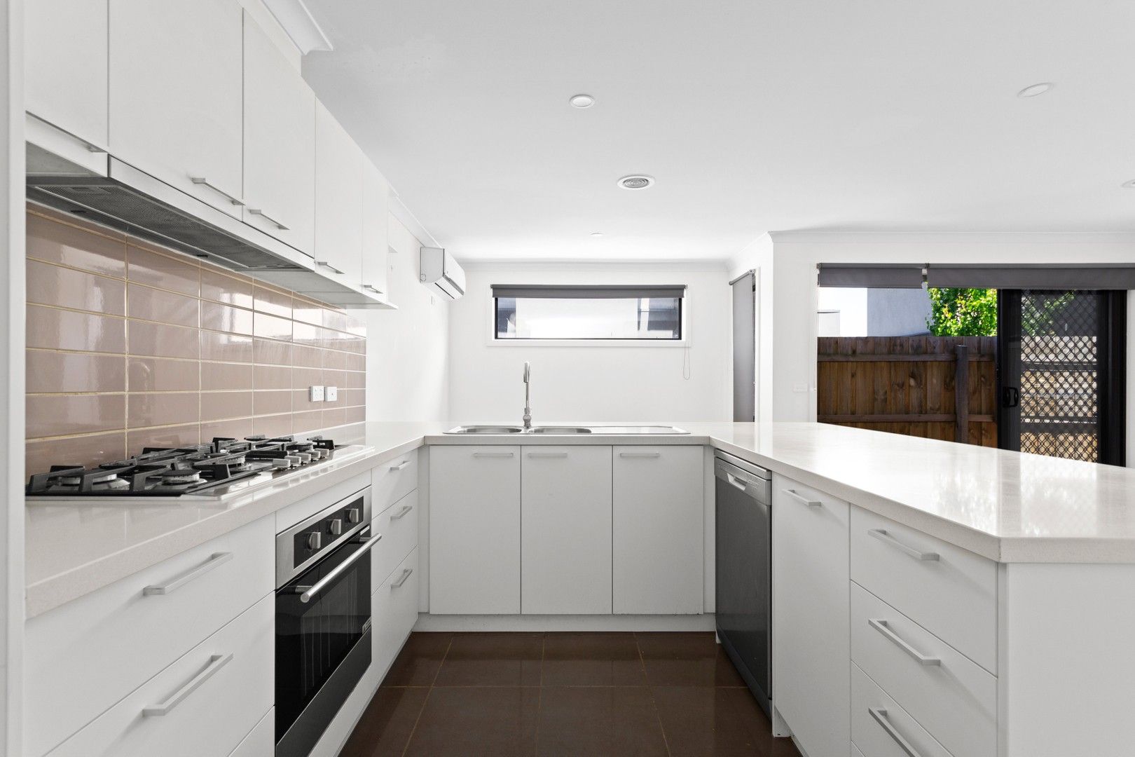 3 bedrooms Townhouse in 12 Mingay Close TRUGANINA VIC, 3029