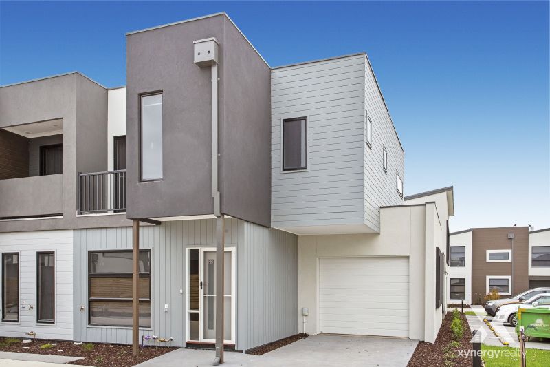 3 bedrooms Townhouse in 27 Ollie Place CRANBOURNE EAST VIC, 3977