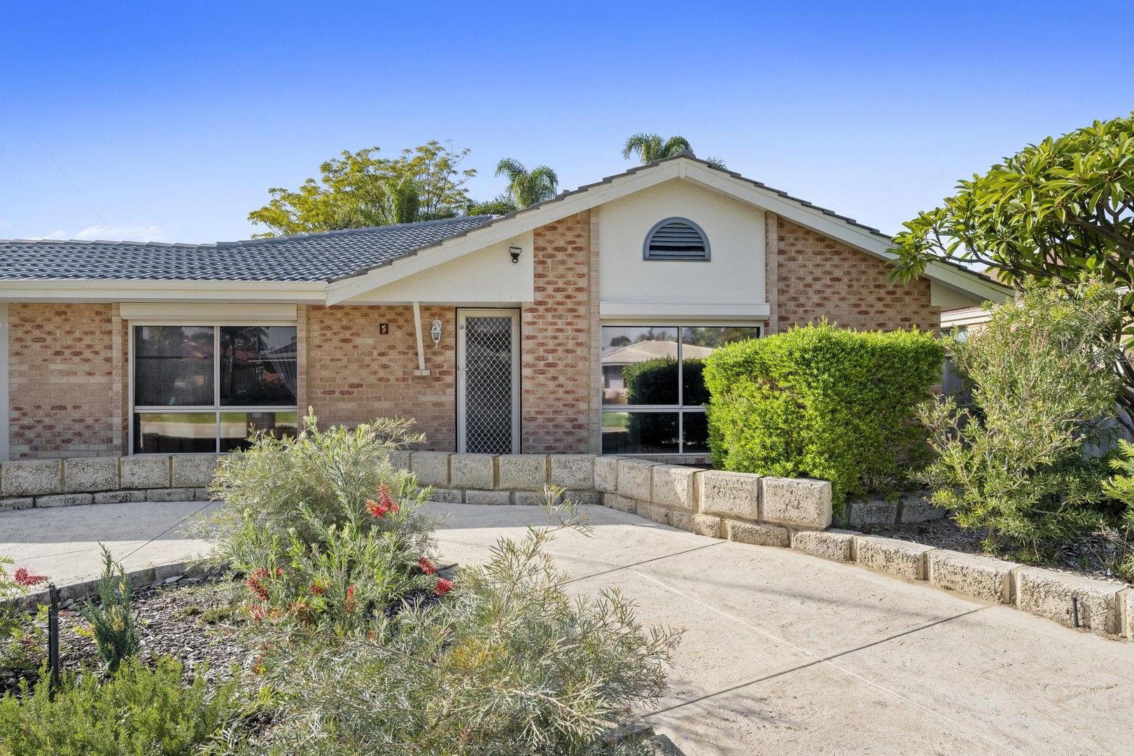 4 bedrooms House in 5 Saint James Place GREENFIELDS WA, 6210