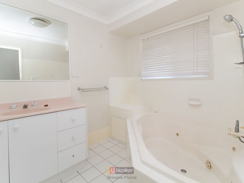 8 Parkland Avenue, Browns Plains QLD 4118, Image 2