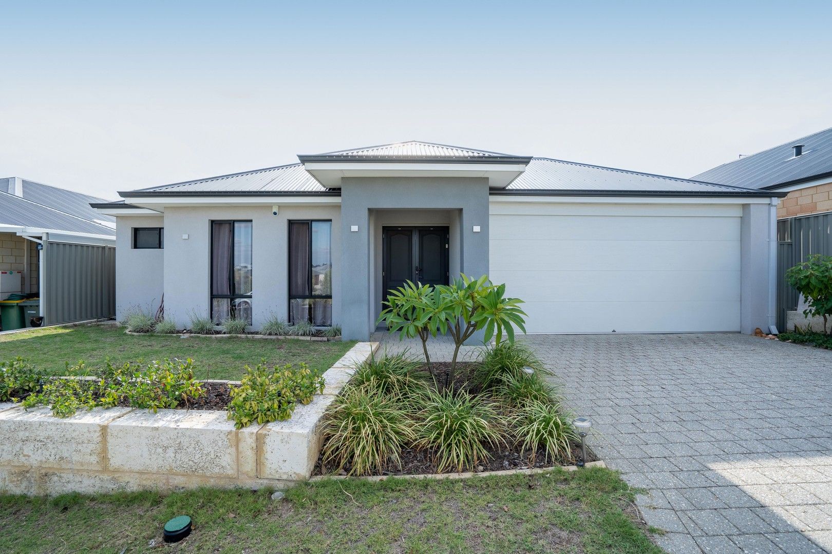 4 bedrooms House in 5 Bate Close PIARA WATERS WA, 6112