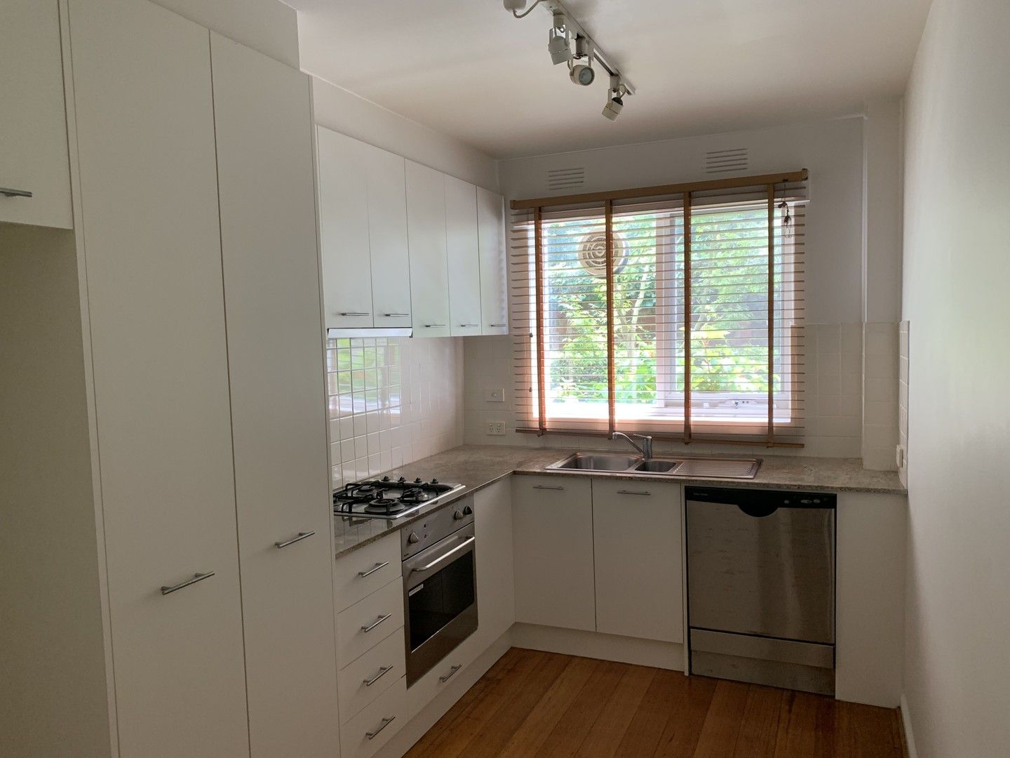2 bedrooms Apartment / Unit / Flat in 1/637 Orrong Rd TOORAK VIC, 3142