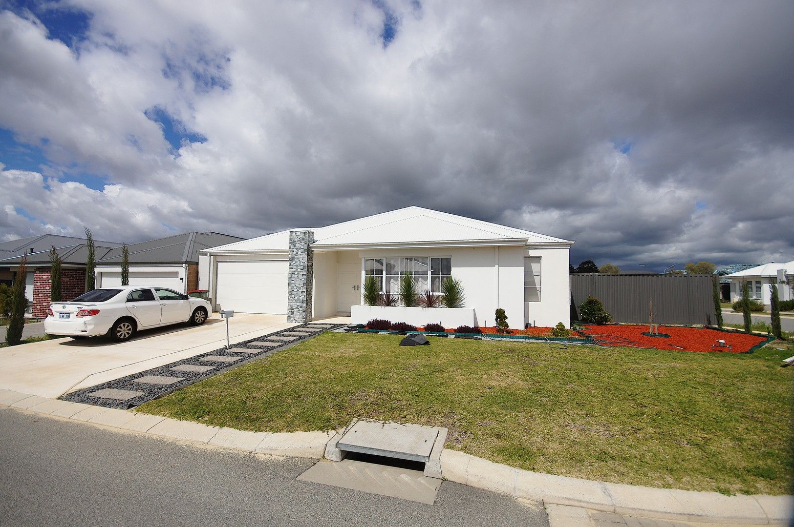 4 bedrooms House in 2 Bluegrass Street TREEBY WA, 6164