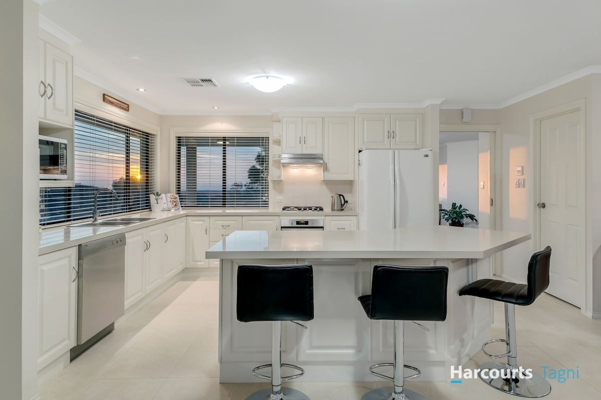 10 Grandview Court, Aberfoyle Park SA 5159, Image 2