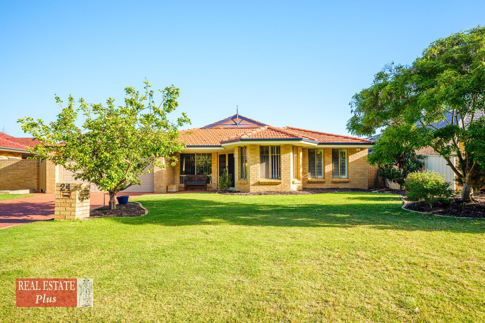 4 bedrooms House in 24 Connaught Gardens CANNING VALE WA, 6155
