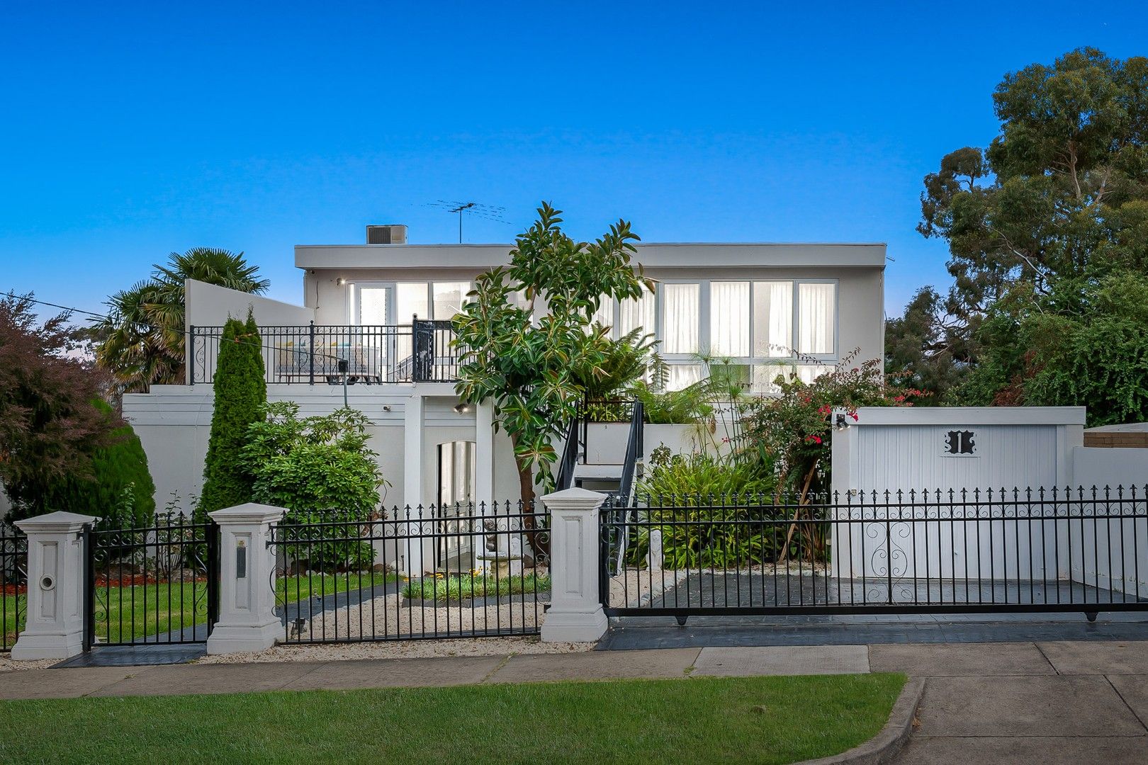 1 Cootamundra Drive, Wheelers Hill VIC