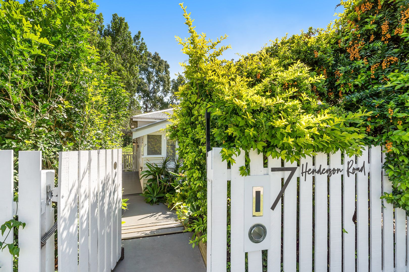 7 Henderson Road, Everton Hills Property History & Address Research