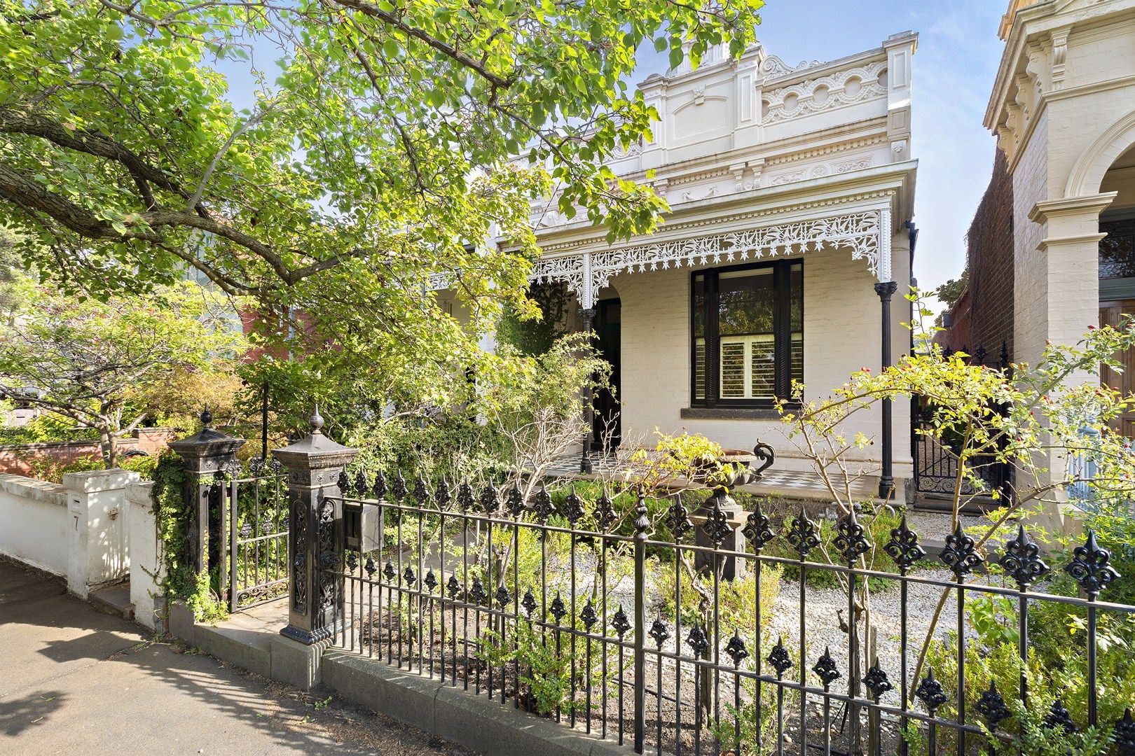 3 bedrooms House in 9 Broadway CAMBERWELL VIC, 3124