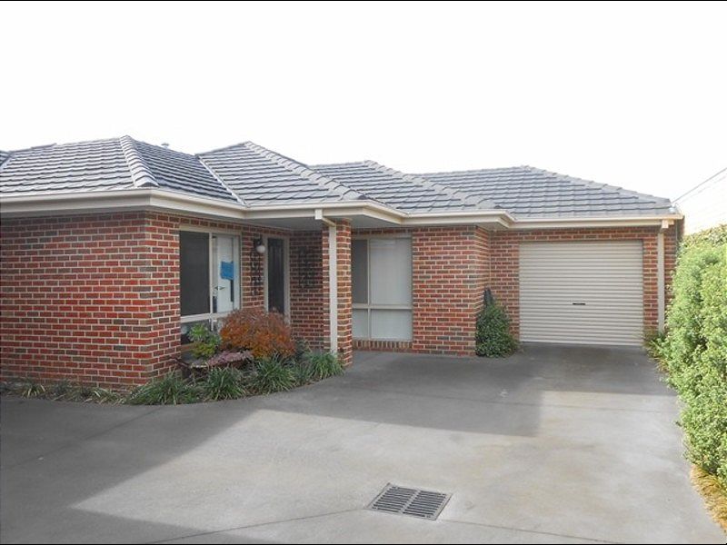 3 bedrooms Apartment / Unit / Flat in 2/20 Palm Beach Crescent MOUNT WAVERLEY VIC, 3149