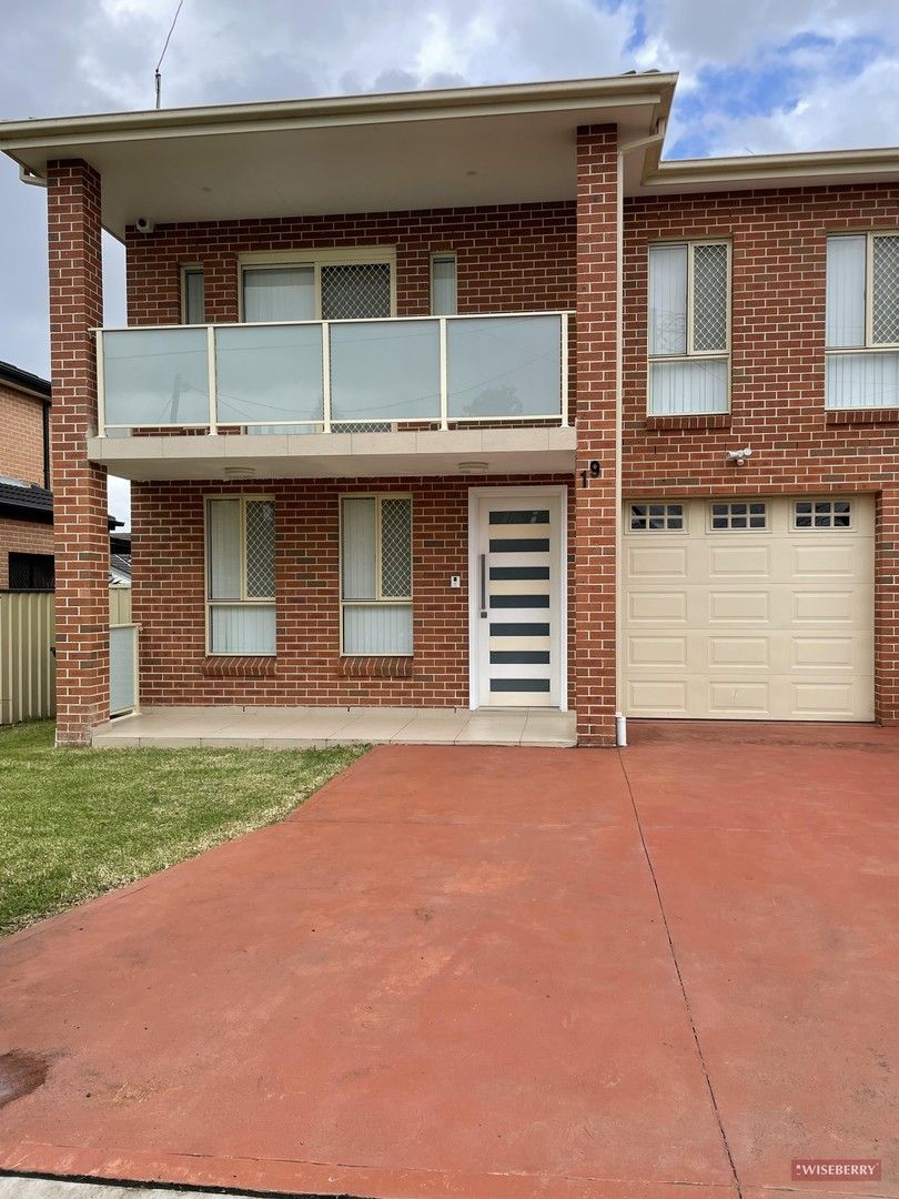 4 bedrooms Duplex in 19 Kawana street BASS HILL NSW, 2197