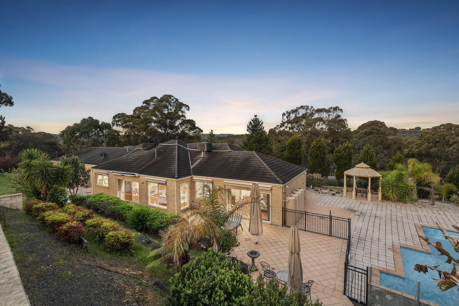 5 bedrooms House in 6 Cliveden Court TEMPLESTOWE VIC, 3106