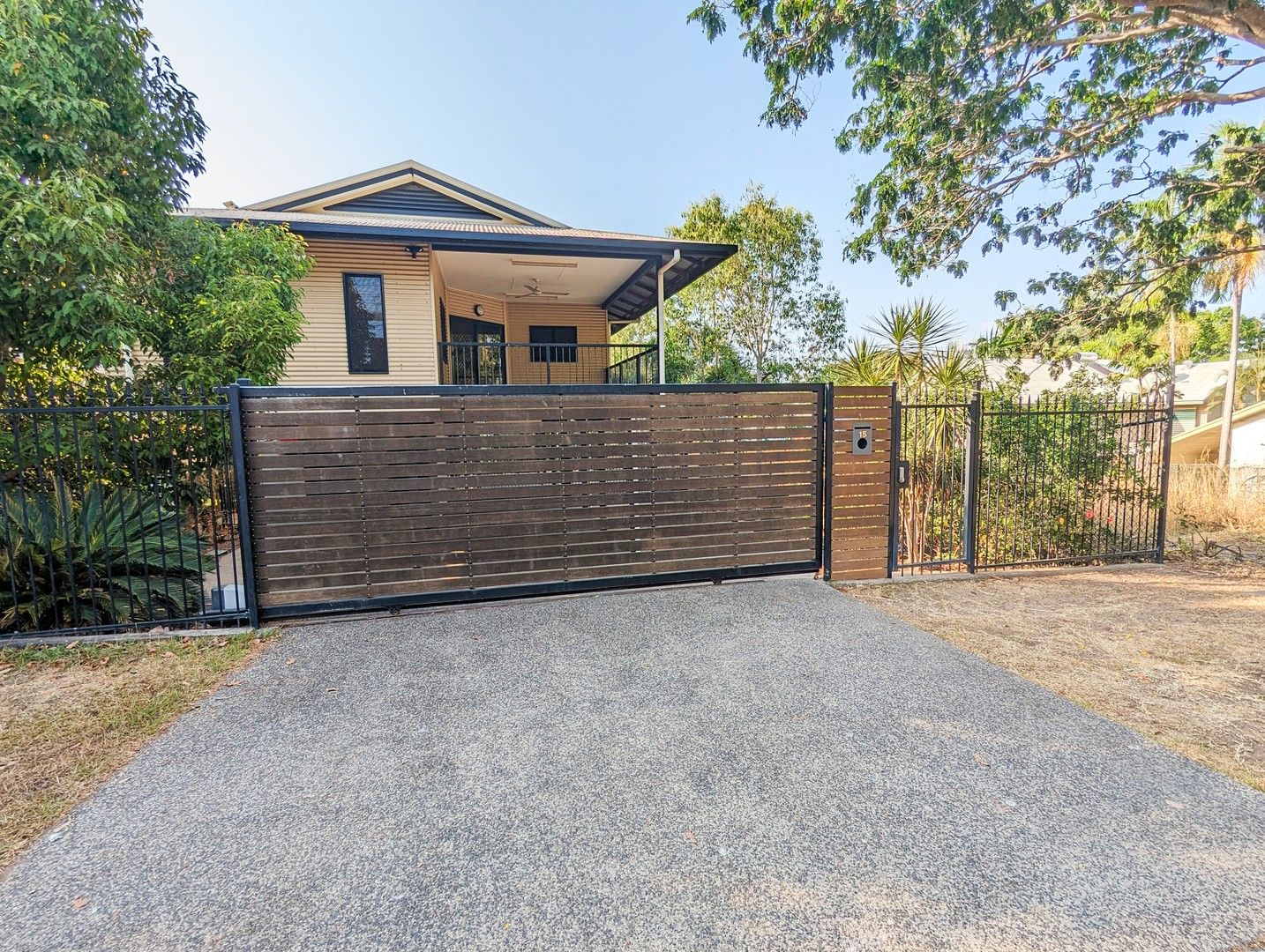 5 bedrooms House in 15 Emma Court DRIVER NT, 0830