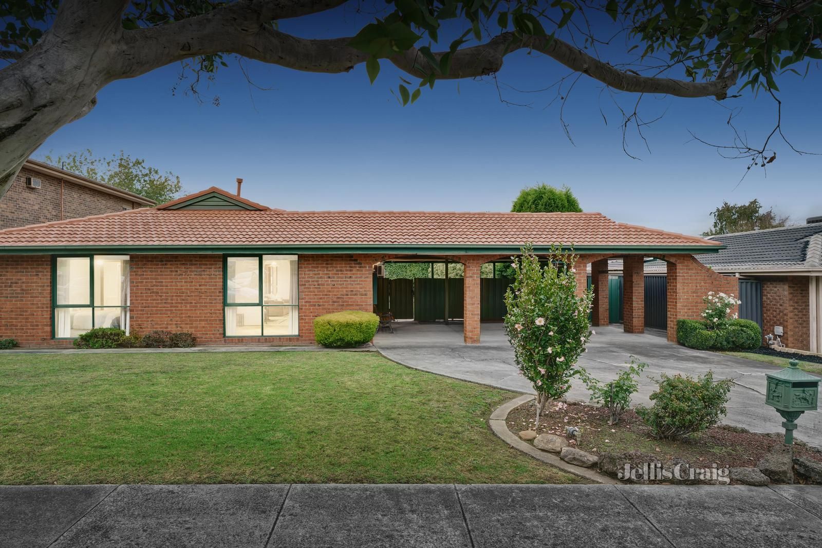 33 Collendina Crescent, Scoresby VIC 3179, Image 0