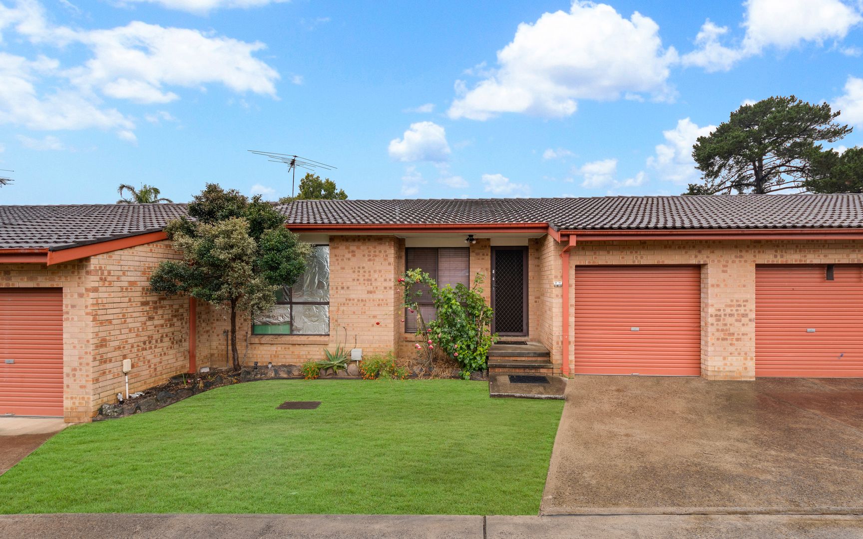 2 bedrooms Villa in 10/3-5 First Avenue MACQUARIE FIELDS NSW, 2564