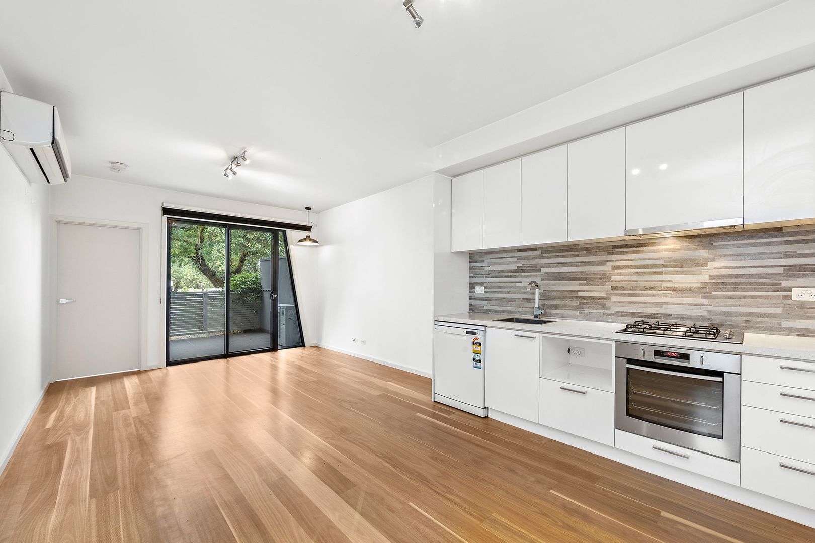 2/1 Griffiths Street, Reservoir VIC 3073, Image 2